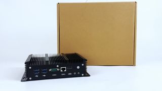 Router Lunak Prosesor Intel Core i5 8279U 6 LAN 1 RS232 COM 1 RJ45 COM